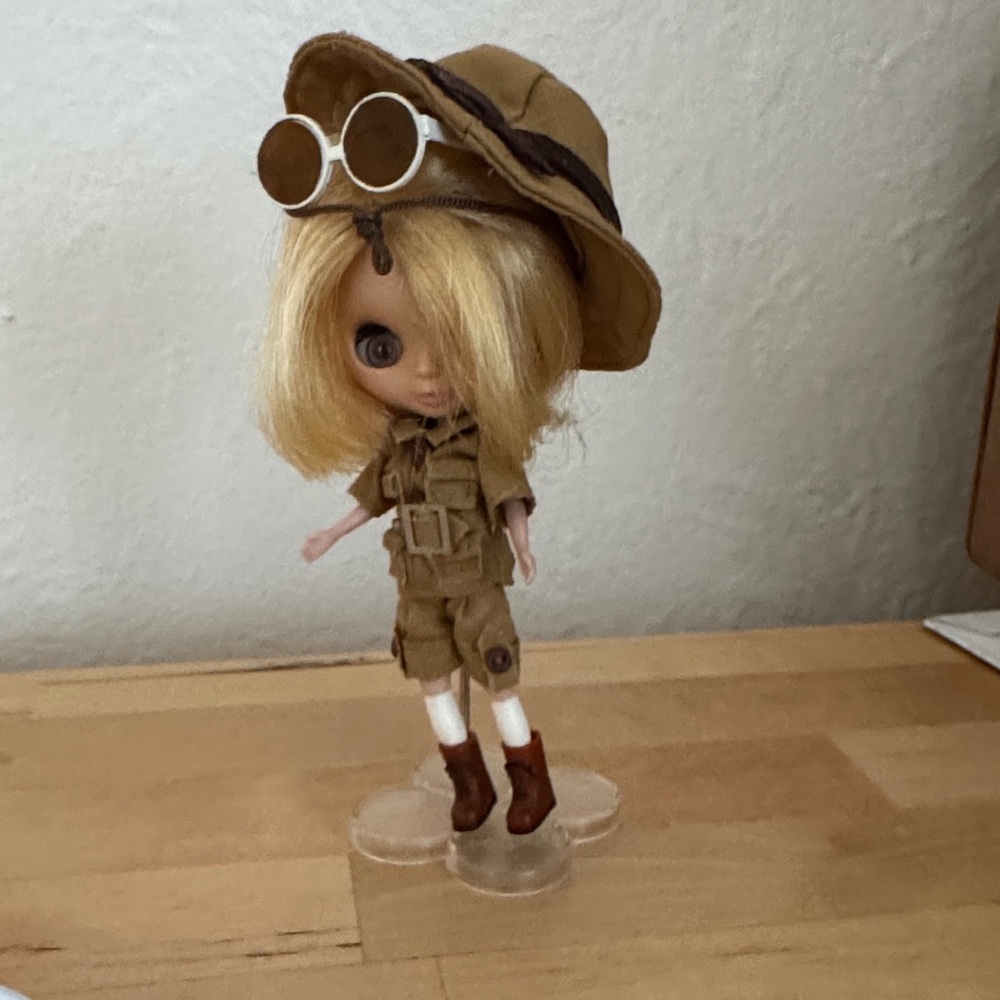 Petite Blythe save the animals Explorer Doll with Tan Outfit and Accessories